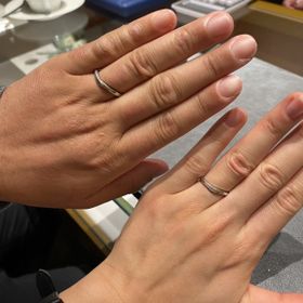 【銀座ダイヤモンドシライシの口コミ】 シンプルなのにオシャレなデザインが凄く気に入ってます。
ミル打ちが可愛…