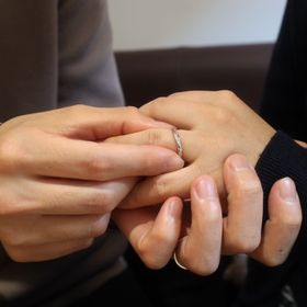 【出雲結(いずもゆい)の口コミ】 緩やかな曲線やきらきら輝くダイヤモンドがシンプルすぎないため、デザイ…