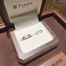 【TANZO.(鍛造指輪)の口コミ】 男性の方はマット加工です。マット加工のため、ツヤが出過ぎず、日常に着…