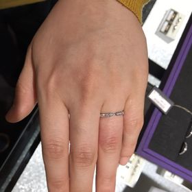 【HOSHI no SUNA 星の砂(ほしのすな)の口コミ】 マリッジリングとしては、ダイヤが入っているので派手かなぁと一見思いま…