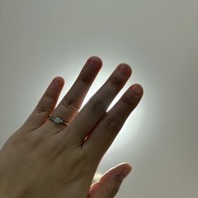 【銀座ダイヤモンドシライシの口コミ】 アシメントリーなデザインがとても可愛いらしいです。
また、シンプルなデ…