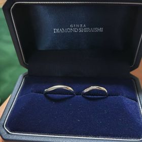 【銀座ダイヤモンドシライシの口コミ】 デザインは妻の好みに合うもので探しており、シンプルで指の形に合うもの…