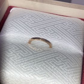 【TOMOE(トモエ)の口コミ】 珍しいカットの入ったデザインで外側にはダイヤは付けられないのですが、3…