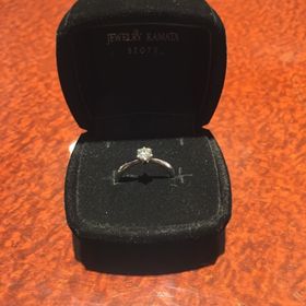 【JEWELRY  KAMATA(ジュエリーかまた)の口コミ】 シンプルなデザインで探してました。
ダイヤモンドだけ他店で購入済みだっ…