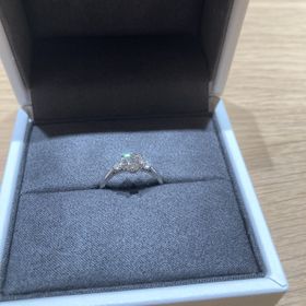 【Desserts(デザート)】の口コミ メインのダイヤの横にある小さなダイヤがあるものを選びました。リングはシ...