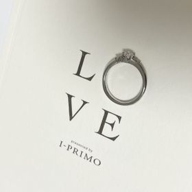 【アイプリモ(I-PRIMO)の口コミ】 中央に大きめのダイヤモンドがある脇に、左右２石ずつ小さなダイヤモンド…