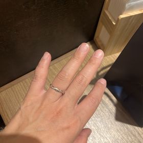 【銀座ダイヤモンドシライシの口コミ】 デザインがとても気に入りました。初めはダイヤもなく普通のシンプルなも…