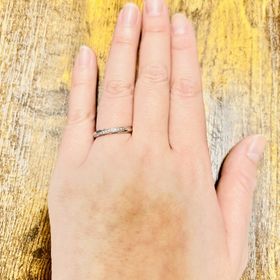 【エクセルコダイヤモンド(EXELCO DIAMOND)の口コミ】 小さめのダイヤモンドがキラキラと輝いていて、かわいらしく可憐です。リ…