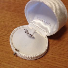 【TRECENTI(トレセンテ)の口コミ】 指輪の希望はプラチナで一つダイヤであること、そして花が好きなので、花…