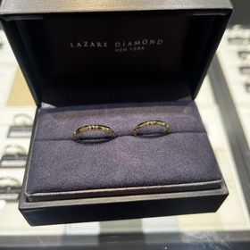 【ラザール ダイヤモンド(LAZARE DIAMOND)の口コミ】 シンプルながらも、上品。指が短い分センターラインが入っており華奢な印…