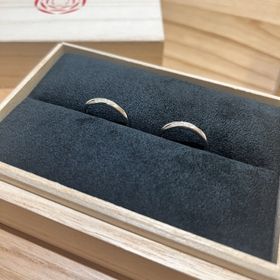 【出雲結(いずもゆい)の口コミ】 小さなダイヤモンドが斜めに並んでいて光に当てるとピカピカ光ってとても…