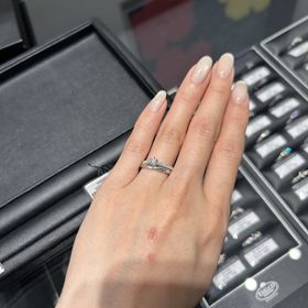 【エクセルコダイヤモンド(EXELCO DIAMOND)の口コミ】 婚約指輪との重ね付けで考えていたため、ストレートでかつ動きのあるもの…