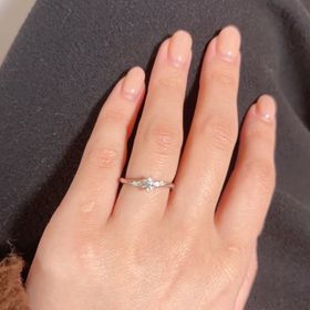 【銀座ダイヤモンドシライシの口コミ】 手に馴染む繊細なデザインです。ウェーブ型で女性らしく見えるし！ダイヤ…
