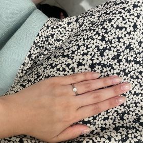 【BIJOUPIKO(ビジュピコ)の口コミ】 シンプルな婚約指輪を探していて来店しました。様々なシンプルなデザイン…