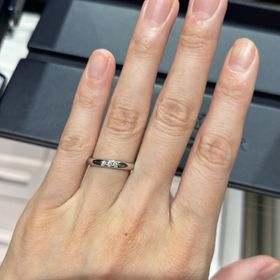 【ROYAL ASSCHER(ロイヤル・アッシャー)の口コミ】 ぷっくりした指輪にダイヤが付いているデザインで、ダイヤの数は1.3.5.7個…