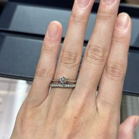 【ROYAL ASSCHER(ロイヤル・アッシャー)の口コミ】 ルフトという指輪で正面から見ても素敵なのですが横から見たデザインがエ…