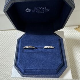 【ROYAL ASSCHER(ロイヤル・アッシャー)の口コミ】 デザインが可愛い。
日本人向けで指が綺麗に見えて毎日飽きずに付けられる…
