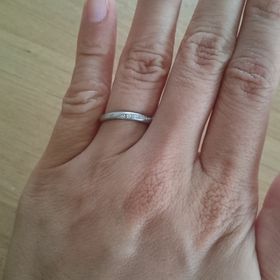 【CAFERING(カフェリング)の口コミ】 婚約指輪をここで購入したため、きっと素敵なものがあるだろうと思い探し…