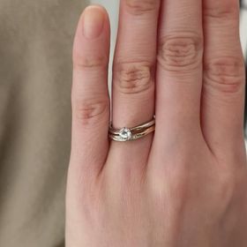 【俄(にわか)の口コミ】 華美過ぎないものが好みだったので、形はソリティアかメレがいいと考えて…