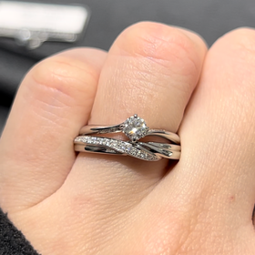 【エクセルコダイヤモンド(EXELCO DIAMOND)の口コミ】 細かいダイヤがウェーブになっていて、グラデーションで綺麗に大小のダイ…