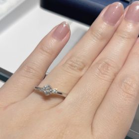 【銀座ダイヤモンドシライシの口コミ】 メインのダイヤの周りのアシンメトリーなデザインが可愛らしいです！
結婚…
