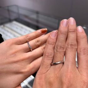 【アイプリモ(I-PRIMO)の口コミ】 婚約指輪を重ねづけしたときに、合うようなウェーブのカーブがちょうど良…