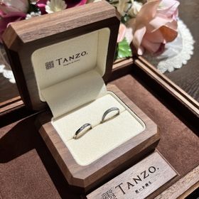 【TANZO.(鍛造指輪)の口コミ】 全てフルオーダーメイドなので、ダイヤの数やカラーダイヤを入れる位置ま…
