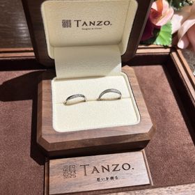 【TANZO.(鍛造指輪)の口コミ】 男性の結婚指輪にありがちな、とてもシンプルなデザインとは異なり、スタ…