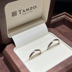 【TANZO.(鍛造指輪)の口コミ】 表面の見える部分の1/3を鏡面、残りを鎚目加工にしたことで、綺麗に反射す…