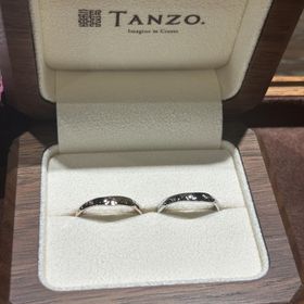 【TANZO.(鍛造指輪)の口コミ】 面取りでダイヤをつけなくてもキラキラするデザインにしました
丈夫で、輝…