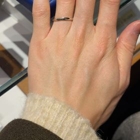 【銀座ダイヤモンドシライシの口コミ】 シンプルに見えてほんの少しウェーブがかった形がさりげないポイントにな…