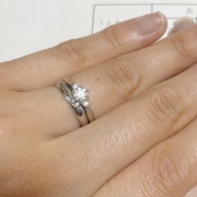 【銀座ダイヤモンドシライシの口コミ】 結婚指輪と重ね付けできるようなデザインにしました。
横から見るとツメの…