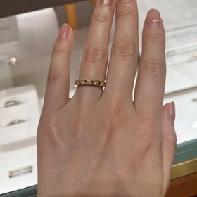 【ブルガリ(BVLGARI)の口コミ】 ゴールドで細すぎないデザイン、5つのダイヤがキラキラしているところが気…