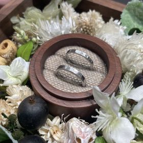 【鎌倉彫金工房の口コミ】 1本のプラチナ棒を自分で打ち付けて槌目模様をつけ、バーナーで接着させや…