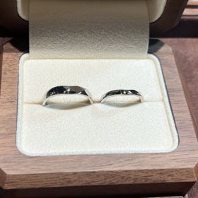 【TANZO.(鍛造指輪)の口コミ】 何よりも世界に一つしかないデザインになった点です。
半分ずつでデザイン…