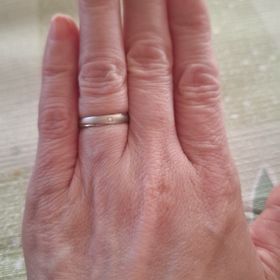 【BONDS(ボンズ)の口コミ】 指輪のデザインはシンプルでマットとプラチナで落ち着いた感じです。厚さ…