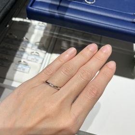 【エクセルコダイヤモンド(EXELCO DIAMOND)の口コミ】 花嫁が持つブーケをモチーフにしたシンプルなデザインです。アイディアル…