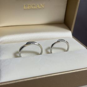 【LEGAN(レガン)の口コミ】 周りとは被りにくいデザインに惹かれました。
女性用の指輪の中心にはダイ…