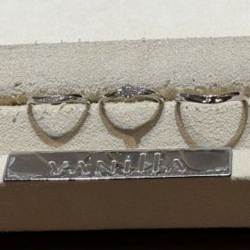 【AMATSU(アマツ)の口コミ】 指輪に対してのテーマ設定
目を引くシンプルなデザイン
他のデザインと最…