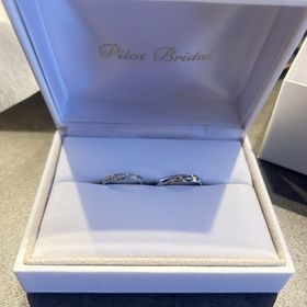 【PILOT BRIDAL(パイロットブライダル)の口コミ】 形やデザインが綺麗なのはもちろんですが、とても指にフィットしていて付…
