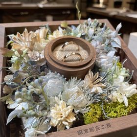 【鎌倉彫金工房の口コミ】 一般的な結婚指輪の幅は2.5mmとのことで2.5mmを選択。着けてみるとちょう…