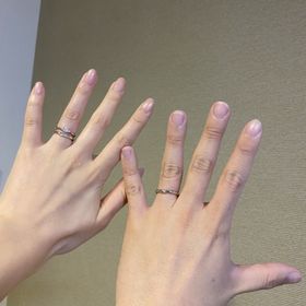 【アイプリモ(I-PRIMO)の口コミ】 婚約指輪と重ね付けできるようにダイヤの邪魔にならないV字にしました。ゆ…