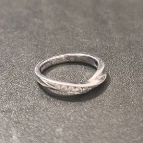 【NICOLO POLO(ニコロポーロ)】の口コミ シンプルなシルバーカラーなので、どんな服装やシーンにでも合わせやすく、...