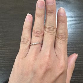 【nocur(ノクル)の口コミ】 婚約指輪とつけた時に相性がいいウェーブで探していました。価格もそこま…
