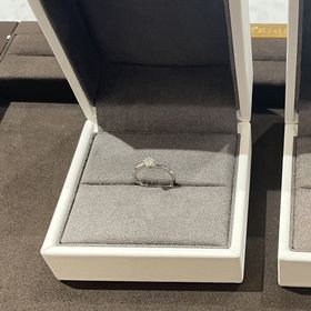 【TOWA(永遠)の口コミ】 ダイヤを包み込むように緩やかなウェーブのあるデザインとなっています。…