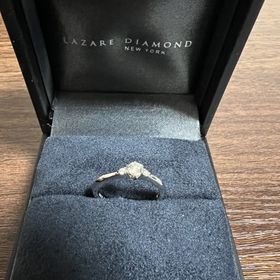 【ラザール ダイヤモンド(LAZARE DIAMOND)の口コミ】 左右にダイヤがついているので、より輝きが増して見えるため好みだった。…
