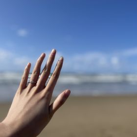 【ラザール ダイヤモンド(LAZARE DIAMOND)の口コミ】 平行ではなく、途中でカーブしているようなデザインが美しく可愛いと思い…