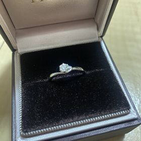 【アイプリモ(I-PRIMO)の口コミ】 シンプルだけど、しっかりとキラキラ輝き可愛い指輪でした。メインのダイ…