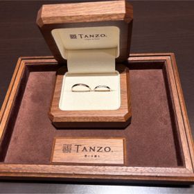 【TANZO.(鍛造指輪)の口コミ】 TANZOのオリジナルカラーである、K18コーラルゴールドのカラーで肌なじみ…