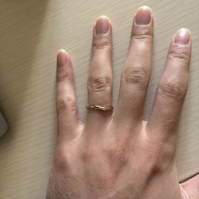 【ケイウノ ブライダル(K.UNO BRIDAL)の口コミ】 ウェーブがあり、指が長く見える点が良かったです。
また2トーンであり、…